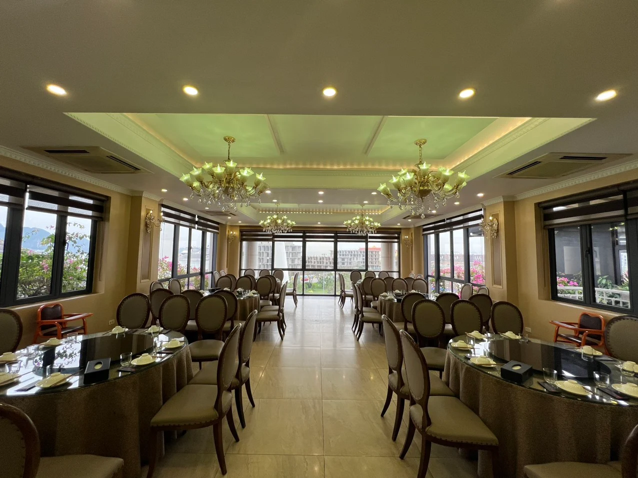 nha-hang-hong-hanh-3-ha-long-hai-san-tuoi-ngon-view-bien-dep-3.webp
