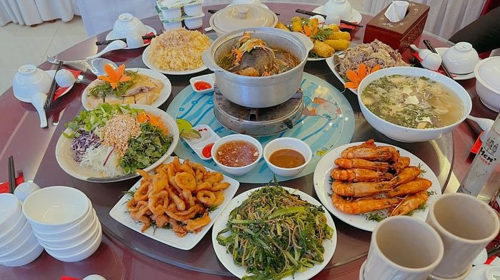 top-10-nha-hang-hoa-binh-danh-cho-gia-dinh-dia-chi-ly-tuong-cho-bua-tiec-dam-am-02.jpg